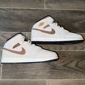 Nike Jordan 1 mid SE- Brown Elephant